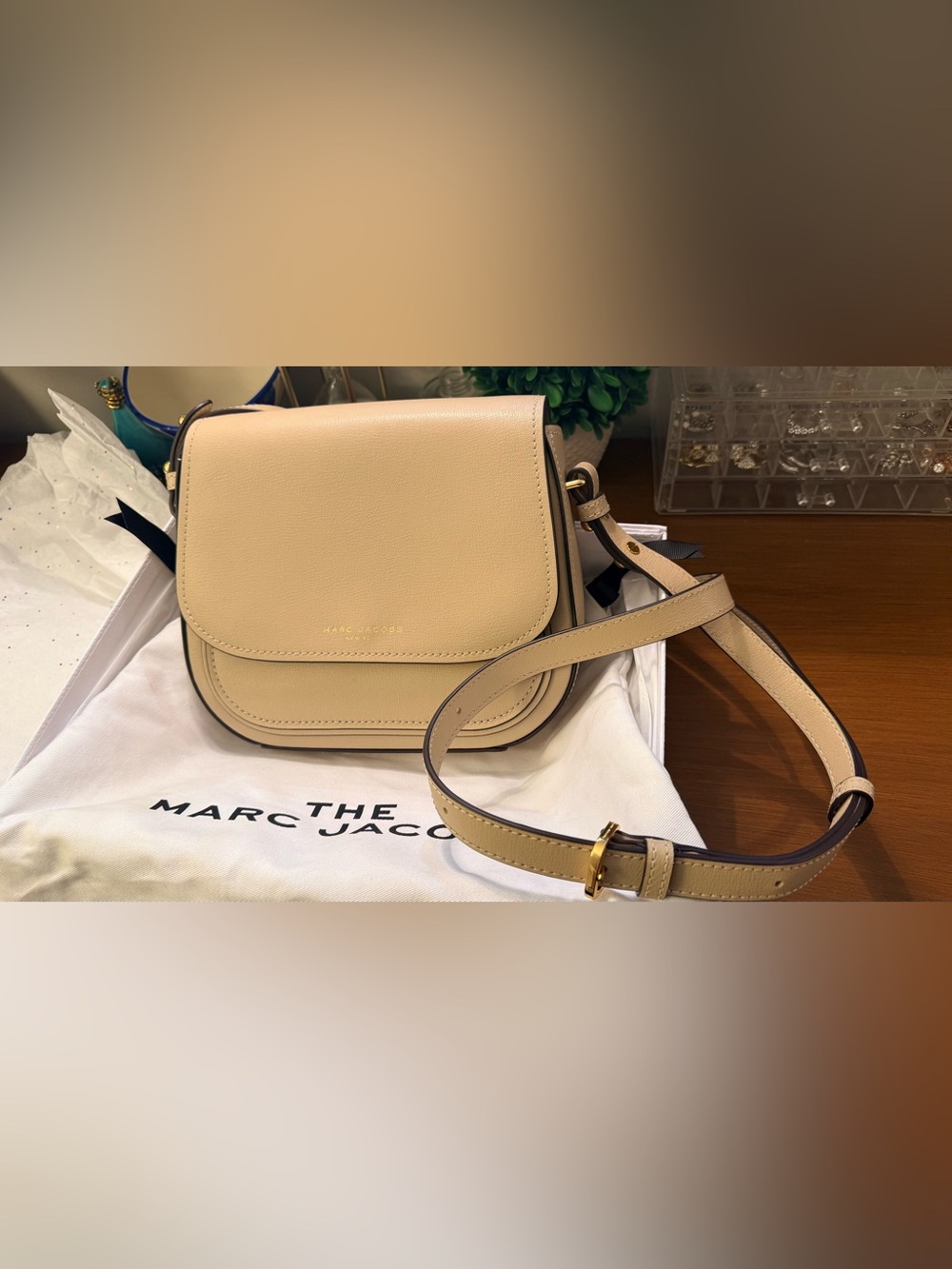 Marc Jacobs Rider
Crossbody
Saddle Bag Cream Gold accent and logo